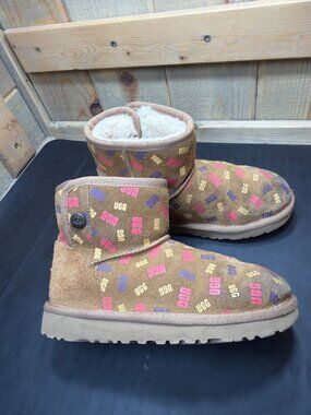UGG Kids Toddler Size 1 Chestnut Multi Logo Suede Bailey Boots 1153635K